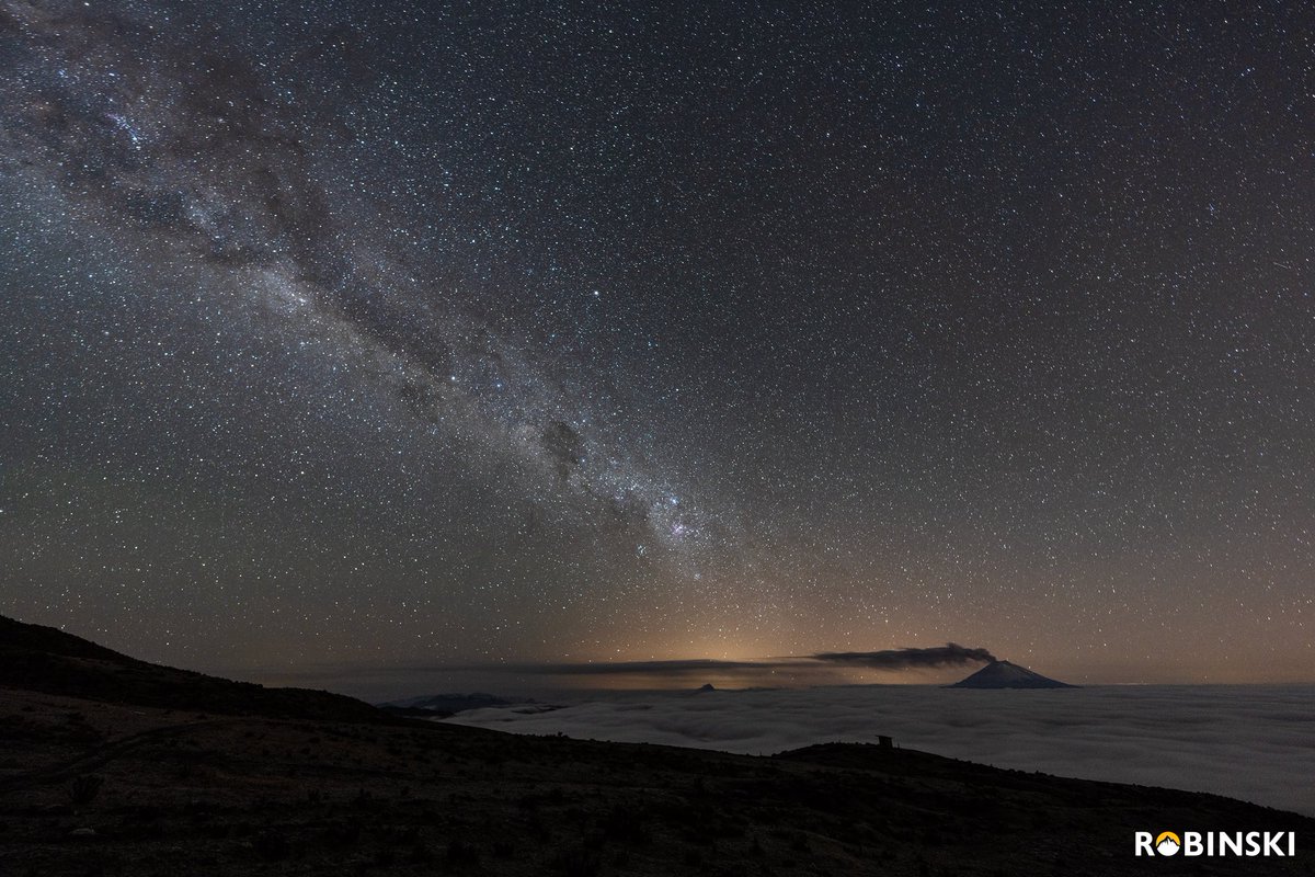 Un Cotopaxi lanzando cenizas a los vientos junto a una parcial Vía Láctea a la izquierda. 

Fecha de la foto: 19/feb/2023