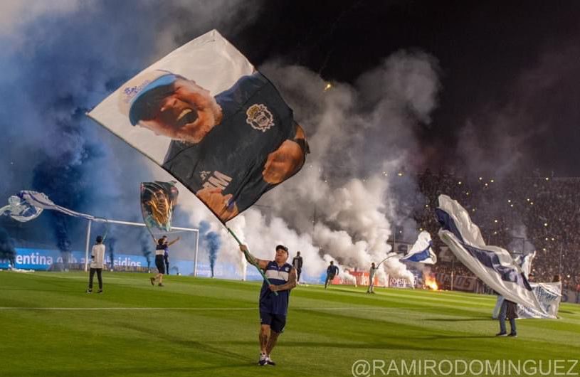 Piru_Ferreyra's tweet photo. #CGE #GELP Una de las banderas que flamean en el campo de juego del Bosque, llegó a #Bangladesh gracias a la gran campaña que está llevando adelante Sebastian Gubia, el tripero que correrá en aquel país para cumplir su promesa tras el campeonato de la #SeleccionArgentina https://t.co/uCsxvYPokM