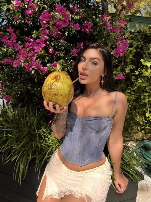 My coconuts look good here. https://t.co/bribMDDb3M<a href="/tag/girlswhofish"class="tags"><span>#girlswhofish</span></a>