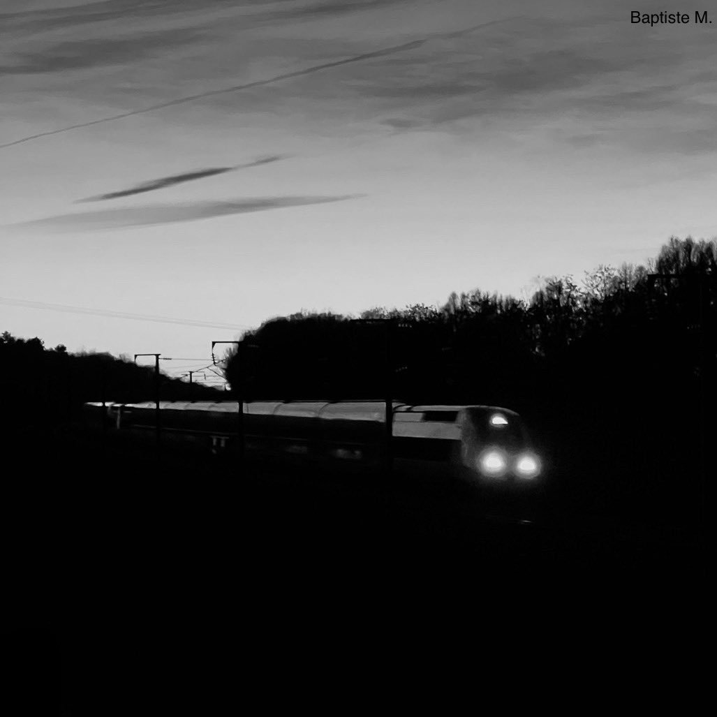 B_Michelet_'s tweet photo. Alors que les dernières lumières du soleil laissent peu à peu place à la nuit, cette UM de #TGVDuplex file à 300 km/h en direction de #ParisMontparnasse.

iPhone 13 Pro - 20/02/2022

Le Plessis Mornay (91) https://t.co/TtYX9sOXuS