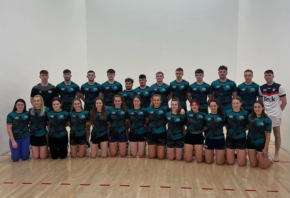 nuig_handball's tweet photo. The USHA Irish Collegiate team have landed in Tucson, Arizona! 🇺🇸✈️ 

📸 Aoife Brophy @unigalwaysport pictured with the other Irish University Representatives!

How nice are those jerseys? 😍

Games start on Wednesday! 👋🏻🔵

@3rdLvlHandball @CLGLaois @uniofgalway @StAngelasSligo https://t.co/asrTNcovkz