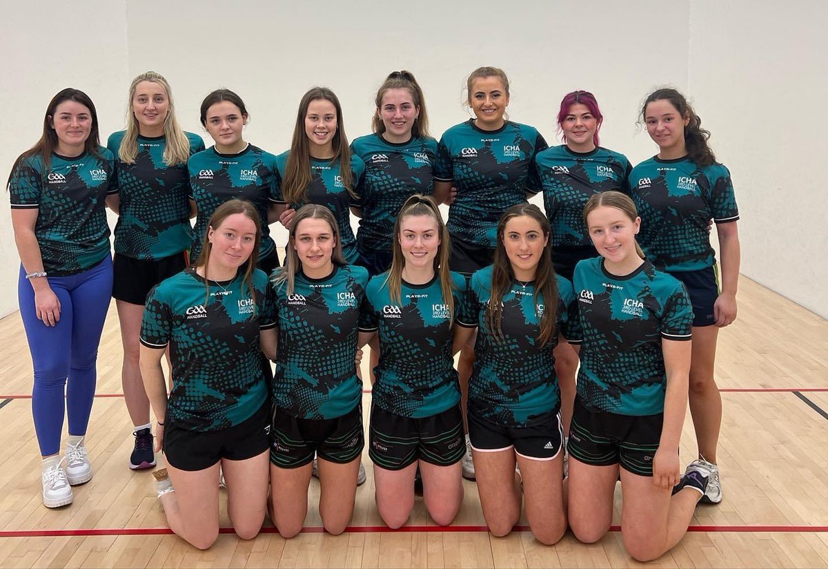 nuig_handball's tweet photo. The USHA Irish Collegiate team have landed in Tucson, Arizona! 🇺🇸✈️ 

📸 Aoife Brophy @unigalwaysport pictured with the other Irish University Representatives!

How nice are those jerseys? 😍

Games start on Wednesday! 👋🏻🔵

@3rdLvlHandball @CLGLaois @uniofgalway @StAngelasSligo https://t.co/asrTNcovkz