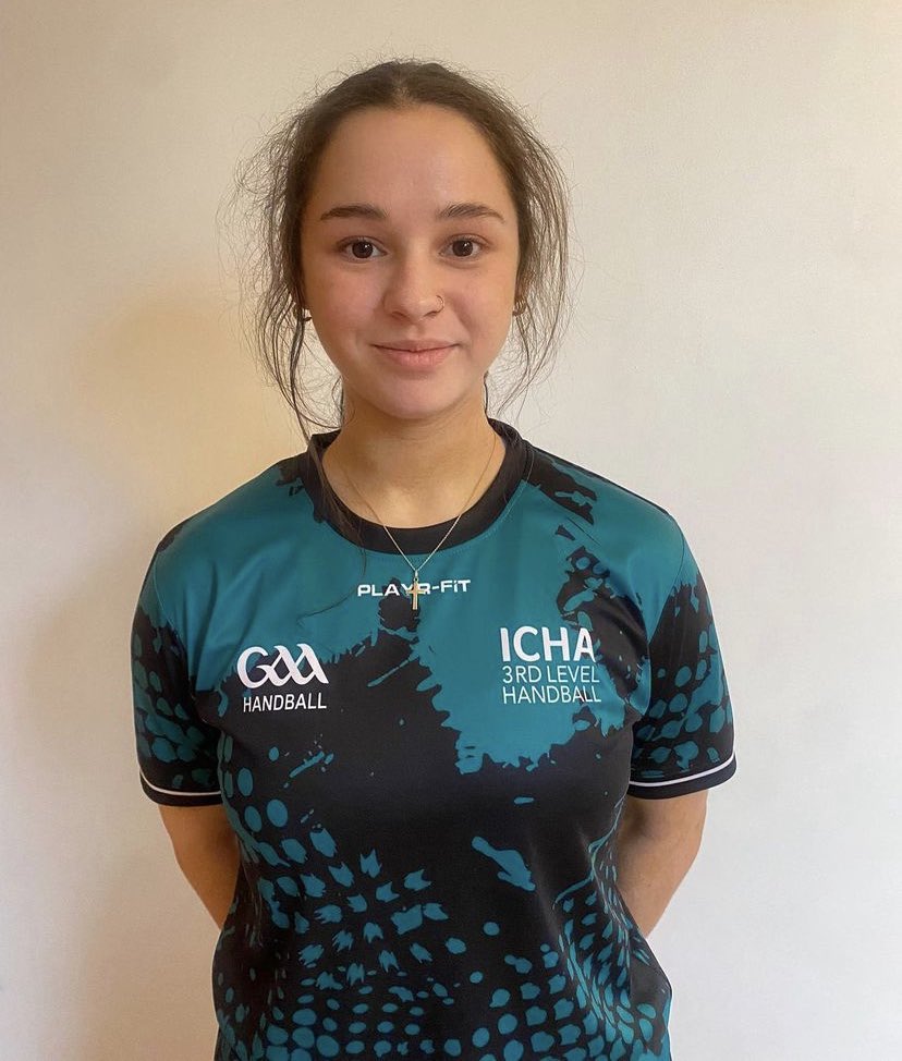 nuig_handball's tweet photo. The USHA Irish Collegiate team have landed in Tucson, Arizona! 🇺🇸✈️ 

📸 Aoife Brophy @unigalwaysport pictured with the other Irish University Representatives!

How nice are those jerseys? 😍

Games start on Wednesday! 👋🏻🔵

@3rdLvlHandball @CLGLaois @uniofgalway @StAngelasSligo https://t.co/asrTNcovkz