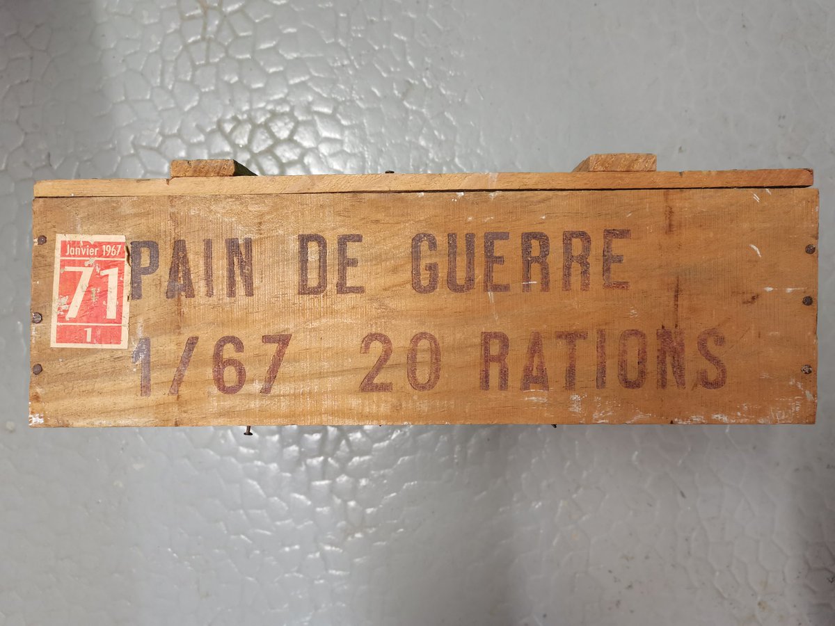 dixmetrodon's tweet image. [#Collection] Des roches, minéraux et fossiles se retrouvent parfois au @MuseumOrleans dans des contenants assez improbables... Ici, une caisse de 20 rations de pain de guerre datée de janvier 1967 de l'Armée 🇫🇷  ! 🥖
#MOBE