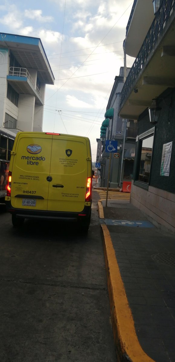 ppwiwi's tweet photo. @Mercadolibre oye dile a tus conductores qué no sean pasados, ya ni las rampas de discapacitados respetan. https://t.co/WWpAUmOlNF