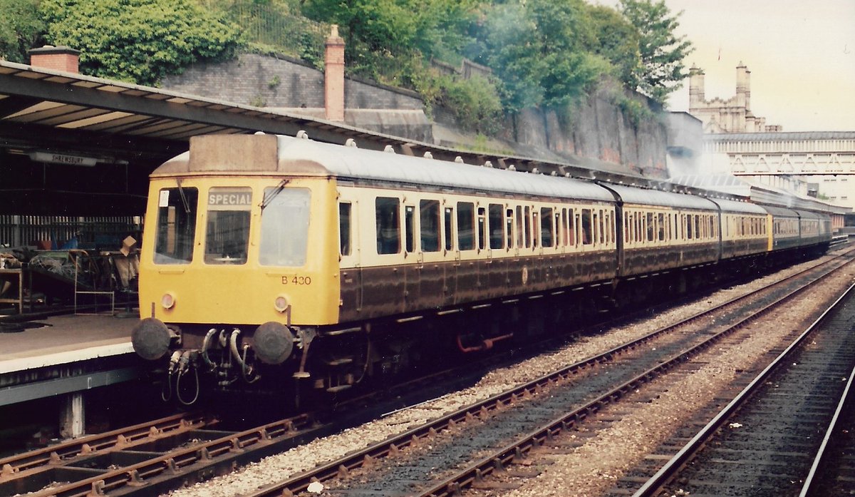SalopianLyne's tweet image. Shrewsbury Station 27th May 1987
GWR 150 Chocolate &amp;amp; Cream colours on Bristol Bath Road depot's Class 117 DMU set B430 51410+59520+51368 on the rear of a 6-car lash up special working
#BritishRail #Shrewsbury #Class117 #DMU #GWR #trainspotting #Special #Bristol #BathRoad 🤓
