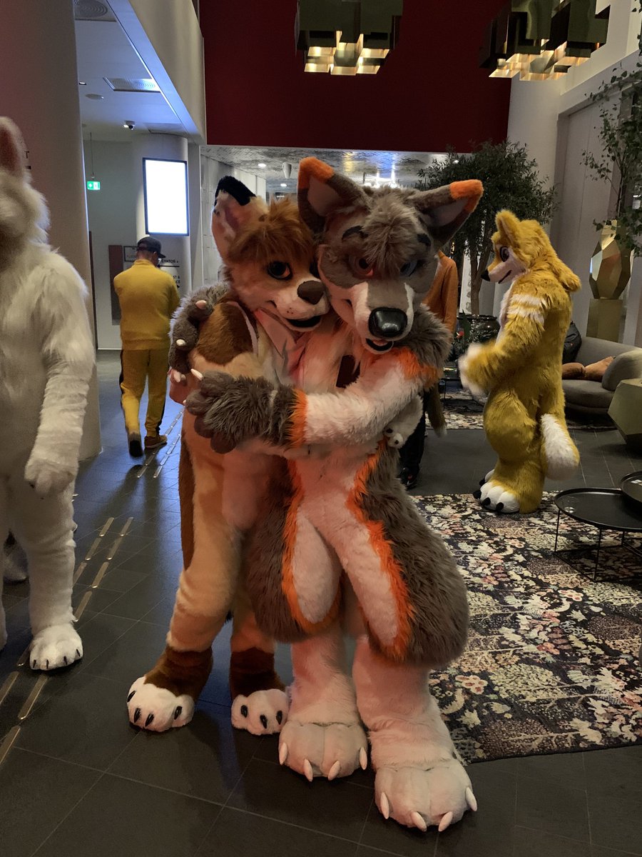 Having a blast, catching up with friends at NFC and it doesn't even start for 2 days 😆 

🐺 <a href="/RENIT1/">renit</a>
🐶 <a href="/JesseyDog/">Jessey🏳️‍⚧️</a>