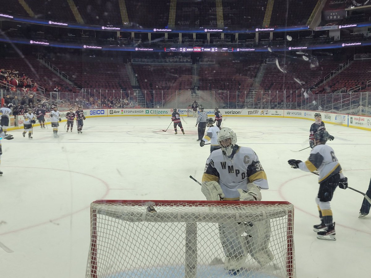 WMAthleticDept's tweet image. Rivalry at the Rock has begun! Go WMPQ Hockey! @WMPQ_Hockey #beherebeherd #wmhometownpride