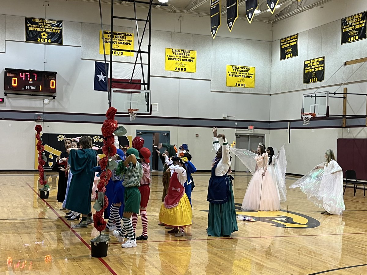 HenryHawksLISD's tweet photo. Looking forward to welcoming this awesome group of #rising5thgraders next year! We hope they enjoyed visiting Henry as much as we enjoyed getting to know them! #gohawks π€π #2223 https://t.co/alauSj8KTE