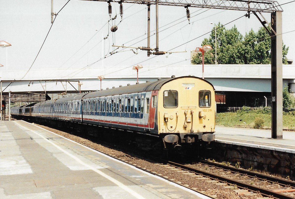 SalopianLyne's tweet photo. Barking Station 28th June 1995
The 11:13 service to Shoeburyness arrives with Class 302 EMU set 302219 leading the 8 car formation
Network South East colours on the veteran LT&S route unit
#BritishRail #EMU #Class302 #NetworkSouthEast #trainspotting #Barking #Shoeburyness🤓 https://t.co/aPGVn9Tx4B