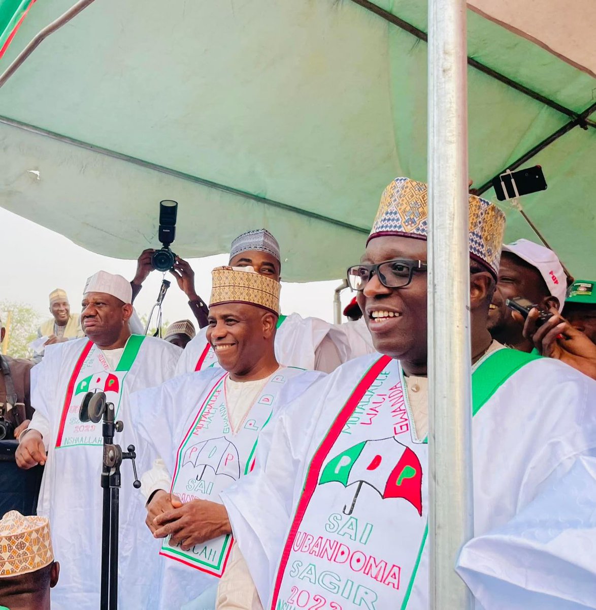 yusdgyd1's tweet photo. Today, the good pple of Gudu come out enmasse to welcm Ubandoma/Sagir team at d @OfficialPDPNig Sokoto state governorship campaign rally.
@AWTambuwal along with his deputy @Manirdaniya were honoured again.
@SaiduUm78073225 is moving stronger to build a greater Sokoto.
#PDPpower https://t.co/tBFUUK0Ml4