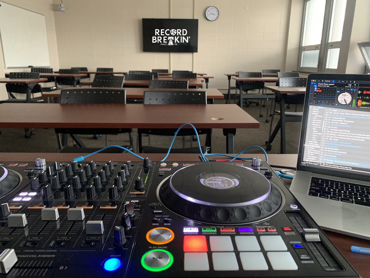 DrBCampbell's tweet image. Oh you’re gonna learn today!
Sometimes a lecture just won’t ✂️ it! Gotta let these #whippersnappers know 😆 So I brought in some gear for #handsonlearning #differentiatedinstruction & #visuallearning 
#augroove @Serato @JBLaudio @PioneerDJusa @arcadia1853 @ArcadiaAbroad #edchat