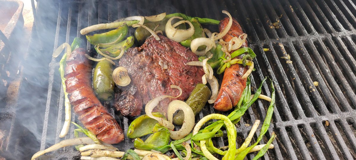 hauligear's tweet image. Went down already lol.. skirt steak Andoulie sausage green and yellow onions bell peppers jalapeños @bushwookies0054 &amp;amp; #everyoneelse lol