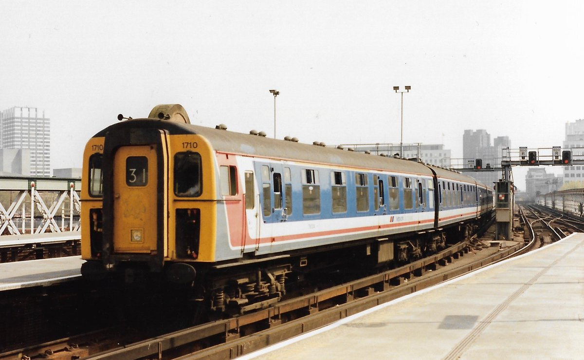 Charing Cross station 3rd May 1995
British Rail Class 421/3 4CIG EMU unit 1710 in Network South East colours
Headcode 31 for Dover via Catford
#BritishRail #CharingCross #Dover #Class421 #EMU #Trainspotting #NetworkSouthEast #4CIG 🤓