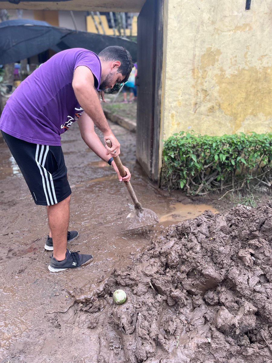 carlitopaes's tweet photo. As chuvas em apenas 15 horas foram de mais de 600 milímetros, isto é o dobra da quantidade de chuva para todo o mês de Fevereiro! Oremos pelos enlutados e pelas famílias flageladas pelos deslizamentos nas encostas! Estamos na @icsjcampos fazendo nossa parte! Ore e oferte! https://t.co/v0HqQhLgNL