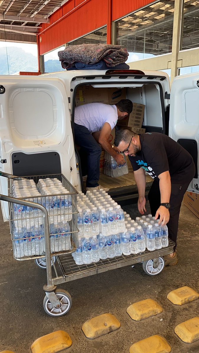 carlitopaes's tweet photo. As chuvas em apenas 15 horas foram de mais de 600 milímetros, isto é o dobra da quantidade de chuva para todo o mês de Fevereiro! Oremos pelos enlutados e pelas famílias flageladas pelos deslizamentos nas encostas! Estamos na @icsjcampos fazendo nossa parte! Ore e oferte! https://t.co/v0HqQhLgNL