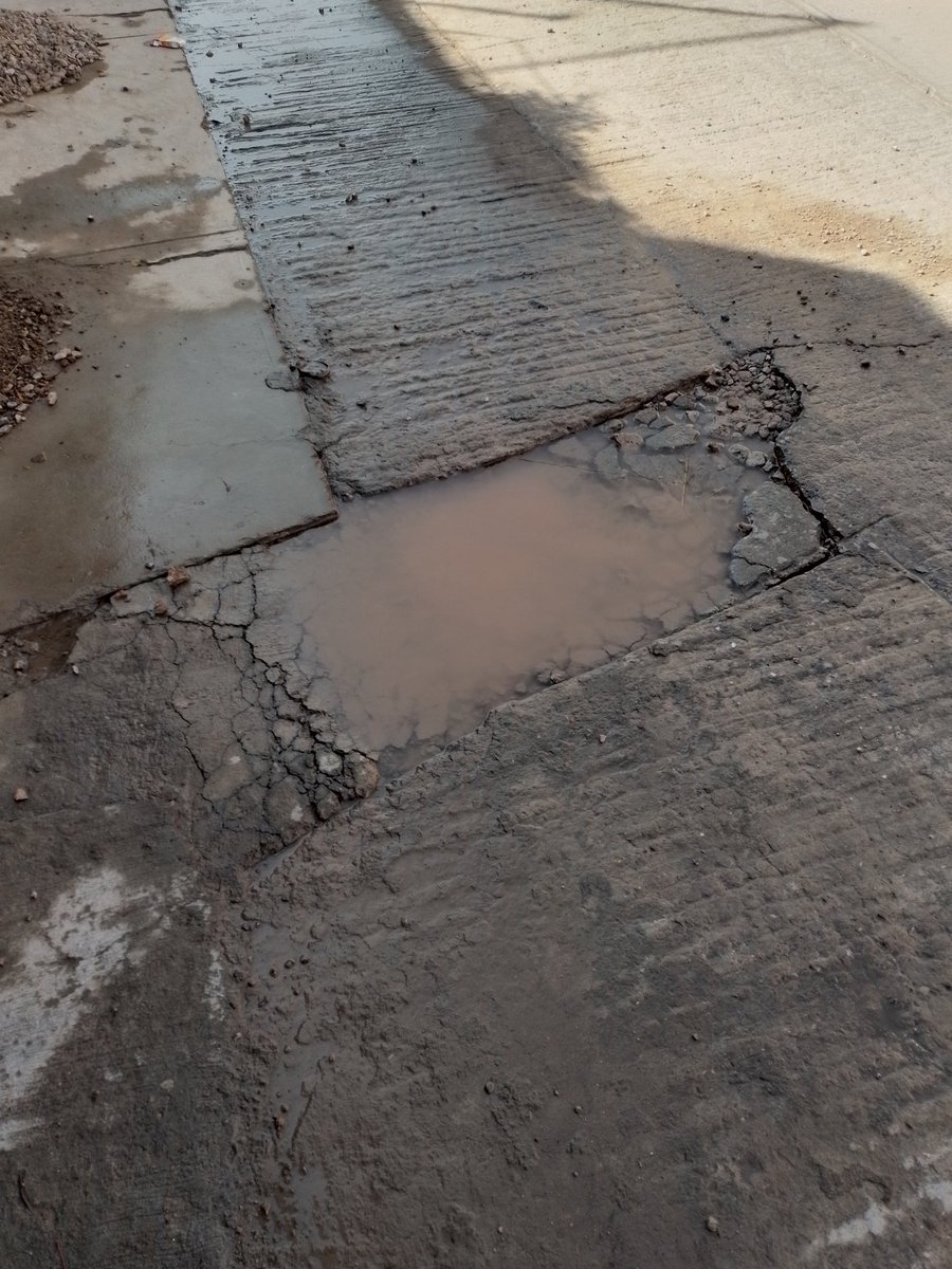 histbra's tweet photo. @Interapas @SLPMunicipio @seduvopsanluis @RGC_Mx pues sigue igual, reportado desde el 9 y no a acudido nadie de interapas y sigue el tiradero de agua. https://t.co/QuKHCcvvOb