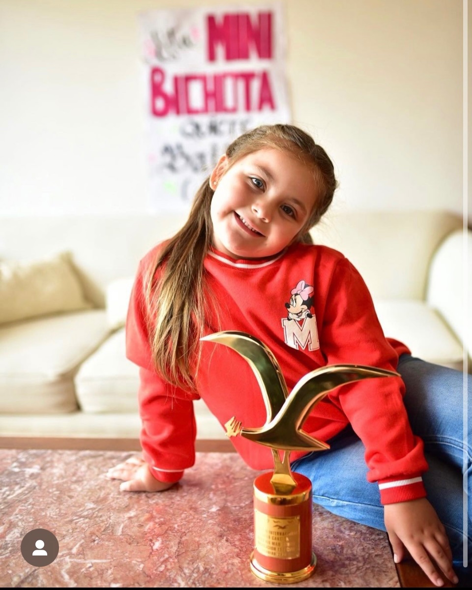 c_g25's tweet photo. Aquí está la Mati con su #gaviotadeoro 😍 etiquetemos a @karolg en la publicación de su Ig @matilda.emi para que la vea 🫶🏼
https://t.co/iV3nBfG9Hn
#labichota #matilda #minibichota @tvn @canal13 #FestivalDeVina2023 https://t.co/dNdmI5I1Ga