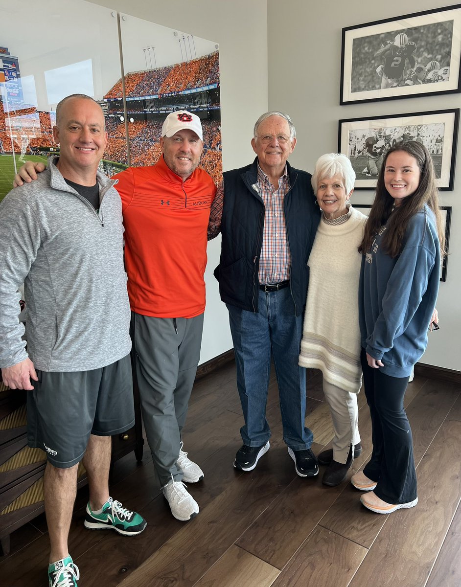 dsnell31's tweet photo. GRATEFUL to visit Auburn’s new football facility with my parents. First class!! War Eagle!!! https://t.co/vc7sdacghJ