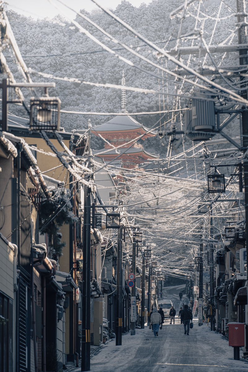 朝日を浴びた雪化粧の清水寺❄️