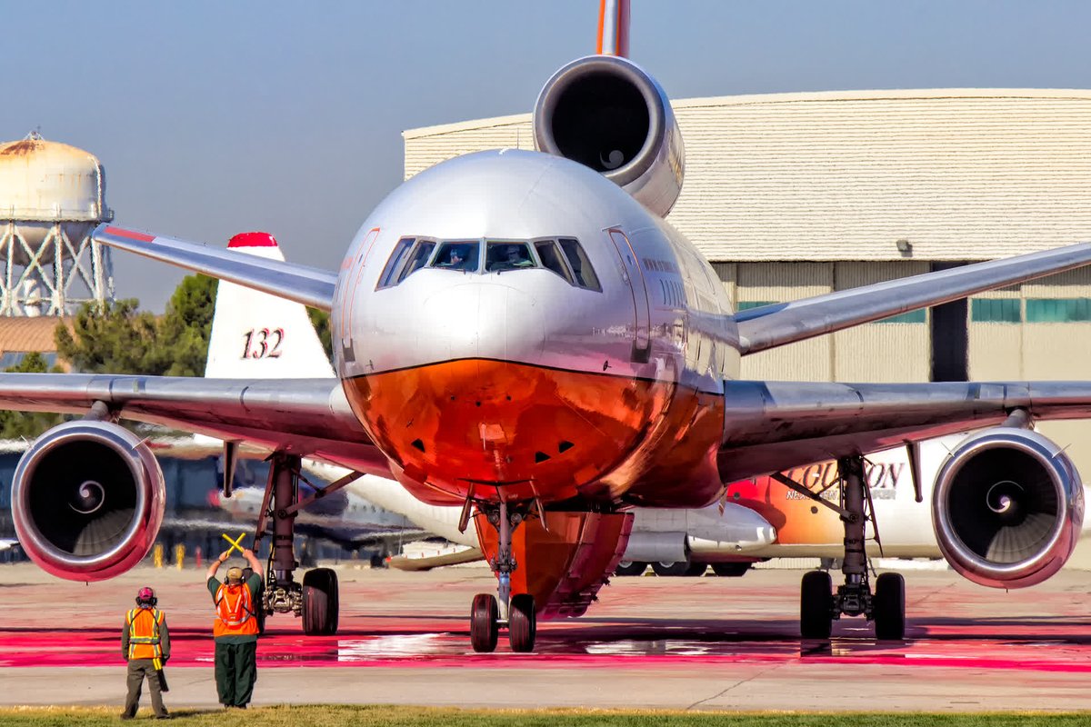 AirAttackMag's tweet photo. Up close and personal with one of @10_tankers DC10s as it pulls up for another load of retardant. 📷 - @airtoartphoto https://t.co/o7tUcYQQkG