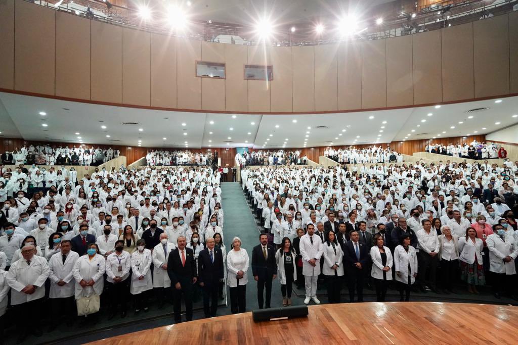 zoerobledo's tweet photo. A un #IMSS que está actualizando sus protocolos para garantizar su seguridad y su integridad y que mejora las condiciones laborales de los residentes.

Llegan al #IMSS del porvenir: el que todos los días trabaja por un futuro con bienestar para todos y todas. https://t.co/rtq4eVAhlM