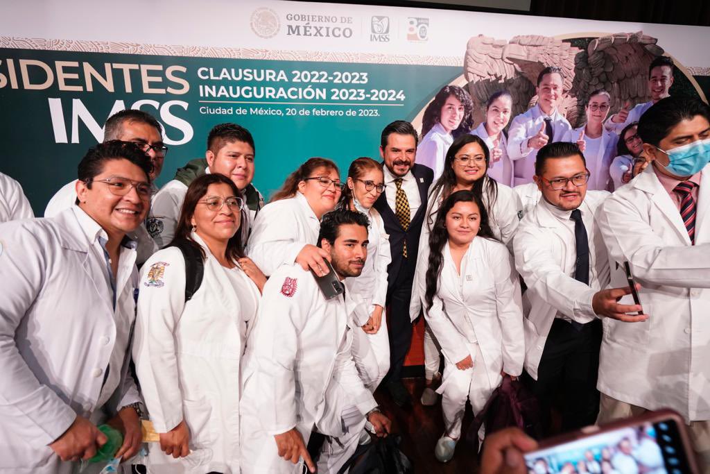 zoerobledo's tweet photo. A un #IMSS que está actualizando sus protocolos para garantizar su seguridad y su integridad y que mejora las condiciones laborales de los residentes.

Llegan al #IMSS del porvenir: el que todos los días trabaja por un futuro con bienestar para todos y todas. https://t.co/rtq4eVAhlM