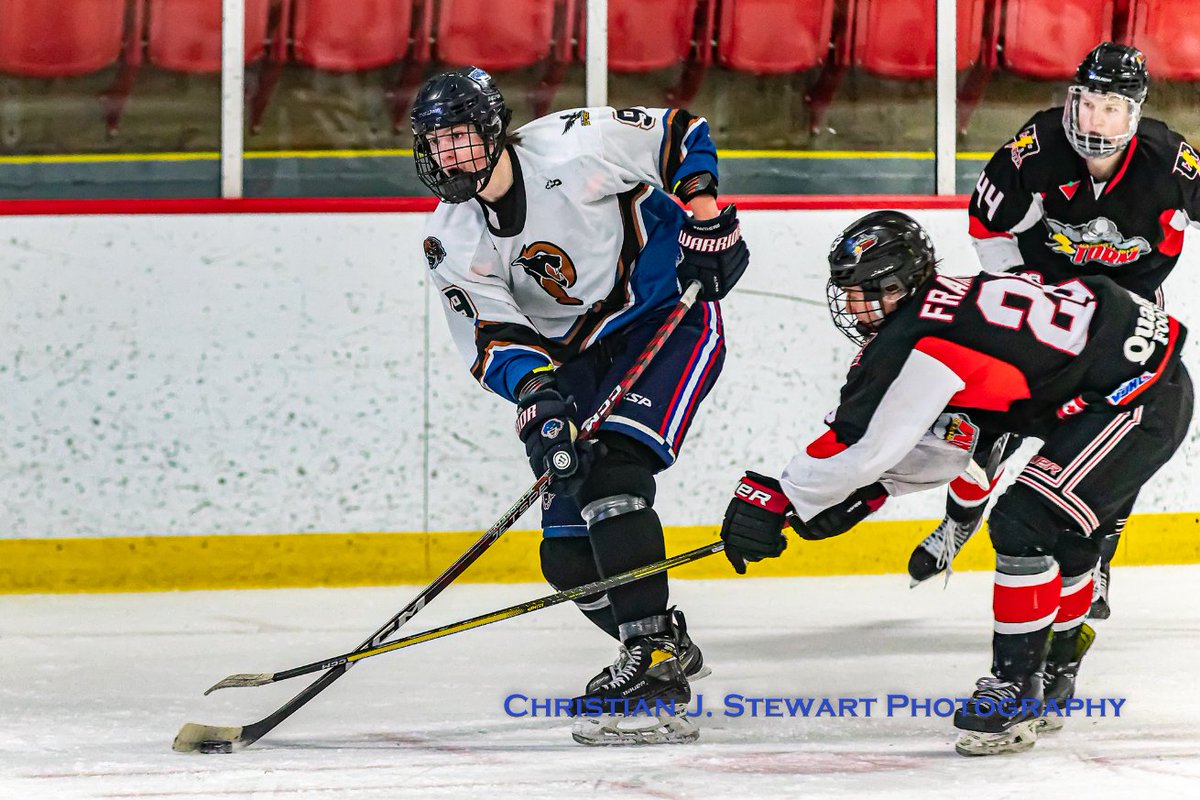 ppanthersvijhl's tweet photo. Through two periods of play here @Panorama_Rec and the @CR_STORM have a 2-1 lead over the @ppanthersvijhl on jersey give away day. #YYJ #YYJHockey #YYJSports @vijhlofficial #VIJHL #Hockey https://t.co/v5h3yjBp8C