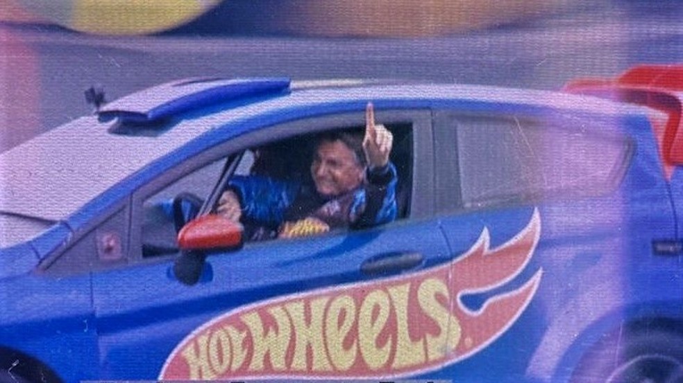 NonnelRref's tweet photo. @ElaNovais @GloboNews @gcamarotti @LeilaSterenberg Diga-se de passagem, um homem velho, presidente da república, ignorar as suas responsabilidades de presidente pra ver show de "Hot Wheels" não é só revoltante pelas vítimas, é revoltante por ser tosco. Ser eleito presidente não é ganhar na loteria e ir se divertir toda semana https://t.co/vZR0lAON4a