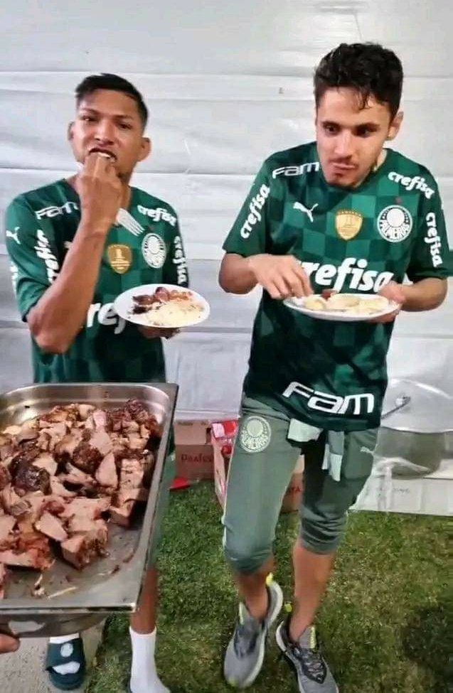 Pesgrau's tweet photo. "Se sirva pode ficar a vontade"

Eu e meu amigo na festa q a gente nem foi convidado: https://t.co/g2x6zv18rn