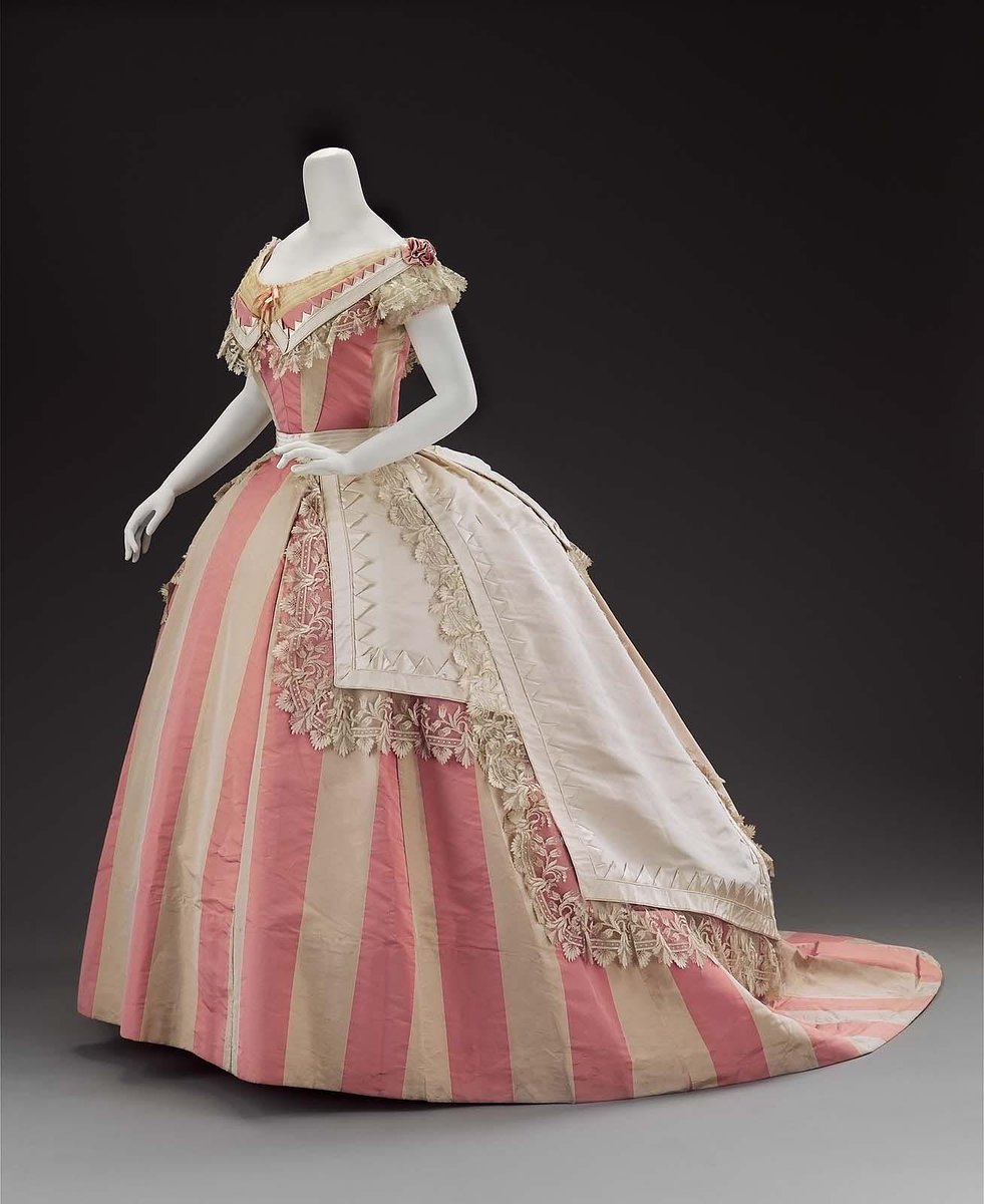 wikivictorian's tweet image. Evening dress, 1865. Museum of Fine Arts, Boston.
