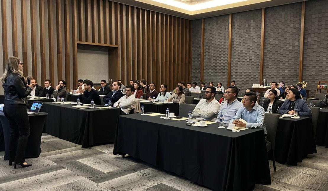 avillalva_'s tweet photo. Mano a mano, nuestra gente @Orlegi_Sports y @porras_gab seguimos construyendo convivencia de respeto, prevención de violencia y acoso, en nuestro trabajo, familia y comunidad. Capacitación y compromiso. #GanarSirviendo https://t.co/IuH3Ysk7qI