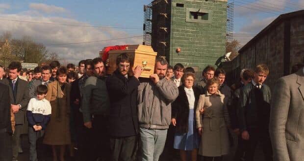OrfhlaithBegley's tweet photo. Aidan McAnespie’s coffin is carried past the British Army border checkpoint he was murdered at 35 years ago today on his way to the Gaelic ground. RIP

We can never allow a hard border in Ireland again. https://t.co/nIbl2Ec47q