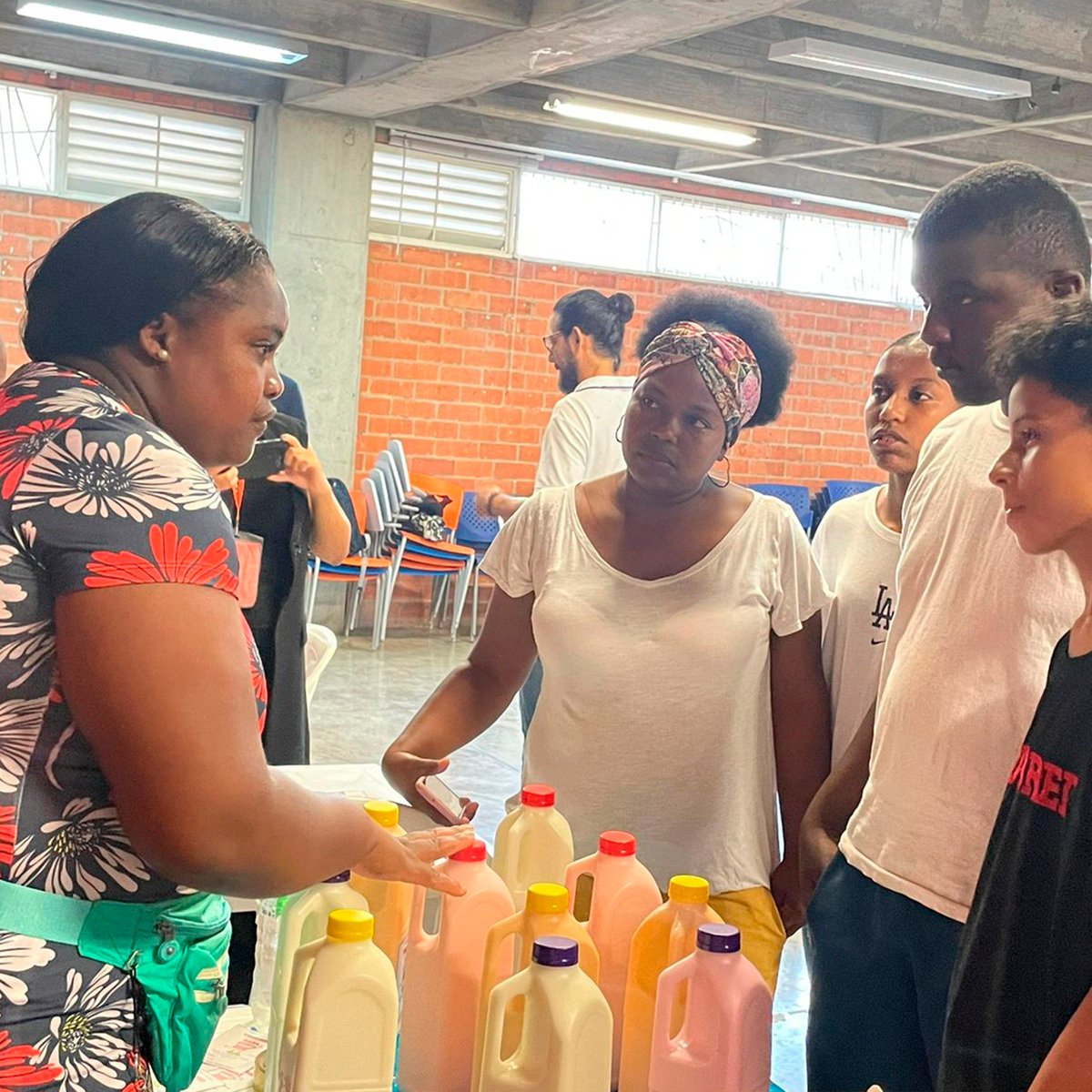 SomosPacificoTC's tweet photo. La semana pasada contamos con la visita de  @AcdiVocaCol, @USAID_Colombia  y #FUNOF, quienes se dieron cita para conocer los avances y el progreso del proyecto Potrero Grande Crea Ciudad del Programa #JóvenesResilientes. https://t.co/8AYkEuv6qt