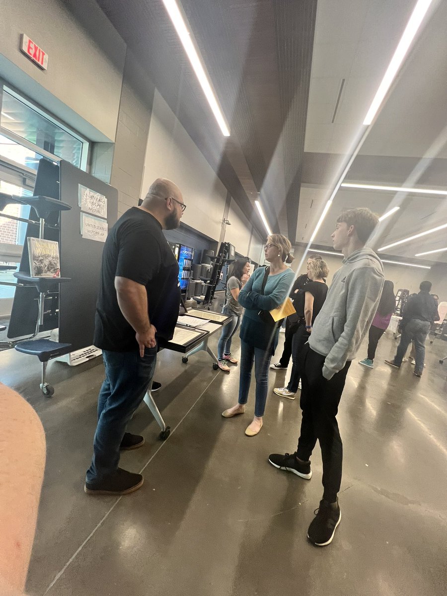 BHSocialStudies's tweet photo. Our awesome AP and Dual Credit teachers are repping their courses tonight #bridgelandbest @UShistory_AV8R @Coach_Weatherly @kimberlyaphg @KParkerCFISD @MrsMcCarthyEco https://t.co/5hZP7BxxHG