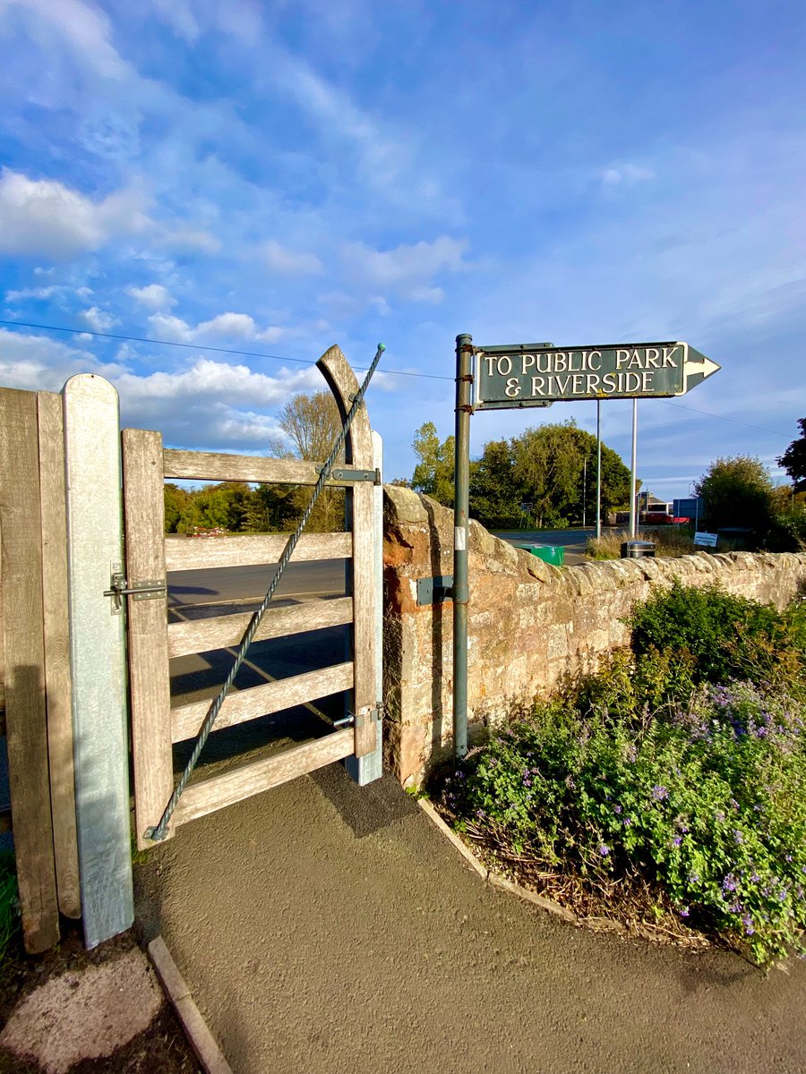 #fingerpostFriday Had forgotten about this photo from last year's visit to #BerwickuponTweed - old metal fingerpost with bonus gate 
@LakesStiles