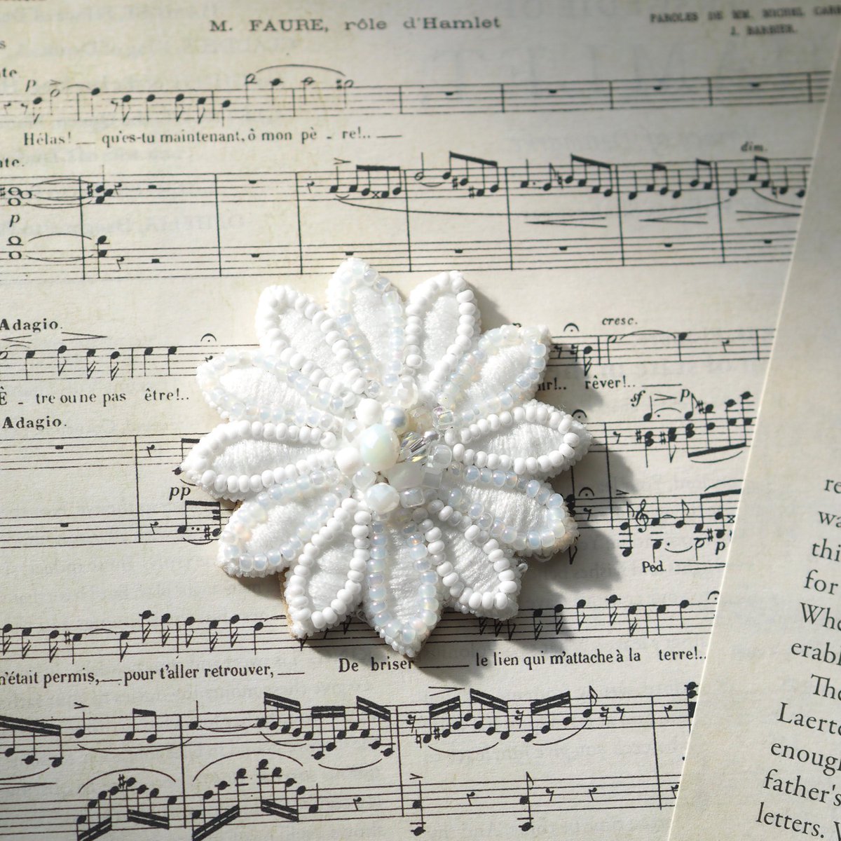 FloopaD's tweet photo. 売り切れていてもう作るのやめようかと思っていたお花のブローチ。
⁡
気分転換に作りました😆

https://t.co/TBni69ubND

#ハンドメイド #handmade #ビーズ刺繍 #フォーマルブローチ #creema https://t.co/FSOpSLhXkV