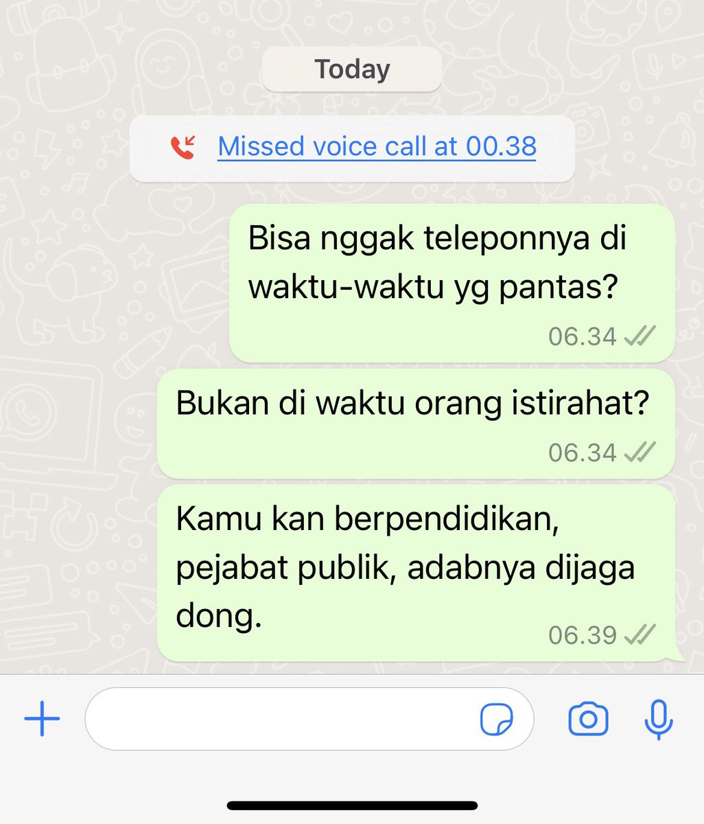 Emang enak pagi-pagi disemprot.
Mamam.