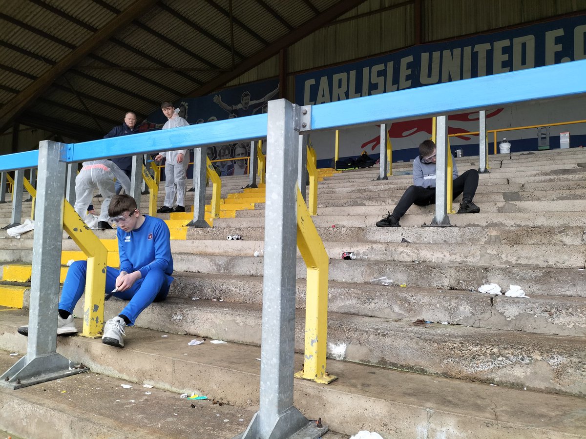 Estos jóvenes se juntaron después de la secundaria para pintar las tribunas del estadio de Carlisle United. Cuando la sentís como tu casa, la cuidas y la renovas.