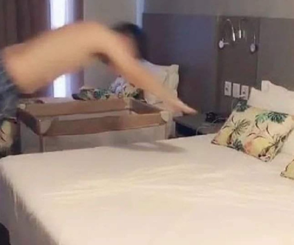 EtMeSolta's tweet image. "onde vc vai pular carnaval hj?"

Eu: