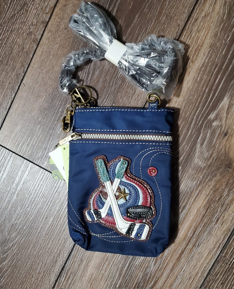 CrayonMelted's tweet photo. Okay #hockeymoms this cross body purse is the perfect size to carry the necessities on #GameDay. #hockeyfamily #hockeylife #puckdrop Find it on my website! Please share!! https://t.co/sDIf1abvbn