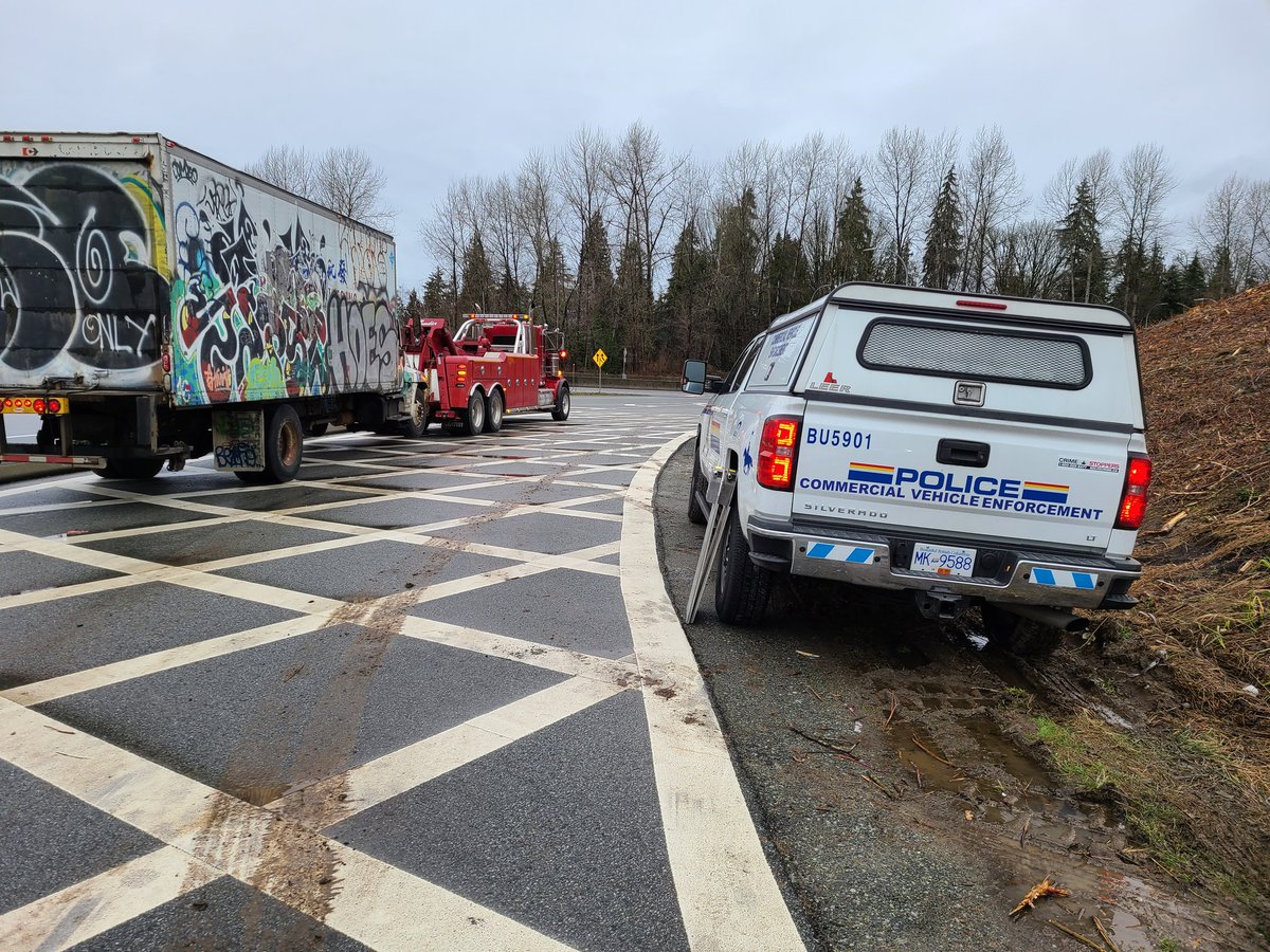 BurnabyRCMP's tweet image. We were working with our #LMDCVE partners in #Burnaby today.  Of the 28 🚛 we inspected today, 19 of them were placed #OutOfService and taken off the roadway with 37 tickets issued to drivers #CMVSafety #TruckSafety #RoadSafety