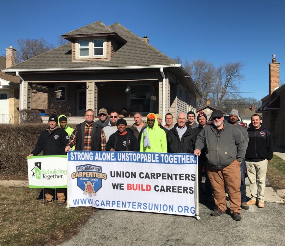 MidAmCarpenters's tweet image. #Local10 volunteers partnered with @RTMetroChicago to do home repairs for senior citizens in Blue Island. Our members were especially proud to help retired #Local62 Carpenter Michael Reynolds with some repairs. Great things are accomplished when great people step up.