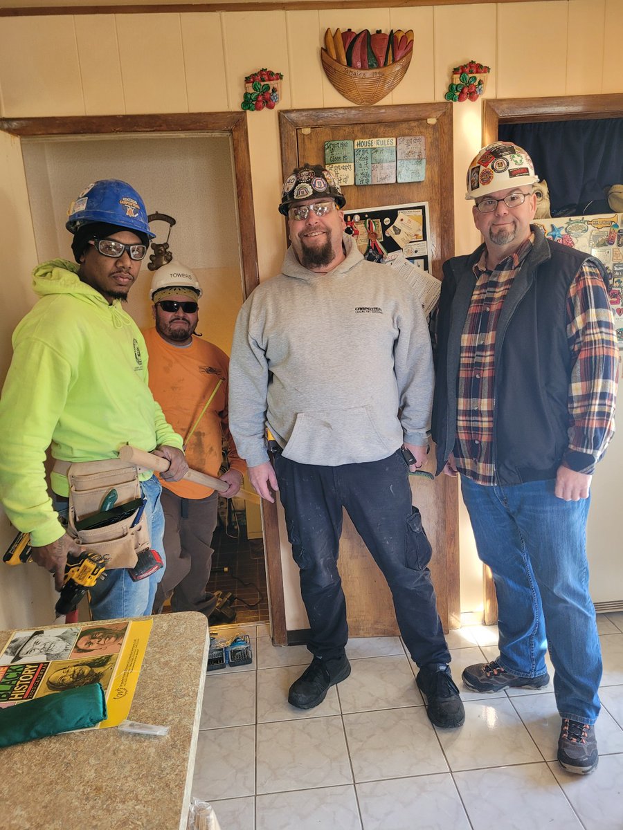 MidAmCarpenters's tweet image. #Local10 volunteers partnered with @RTMetroChicago to do home repairs for senior citizens in Blue Island. Our members were especially proud to help retired #Local62 Carpenter Michael Reynolds with some repairs. Great things are accomplished when great people step up.