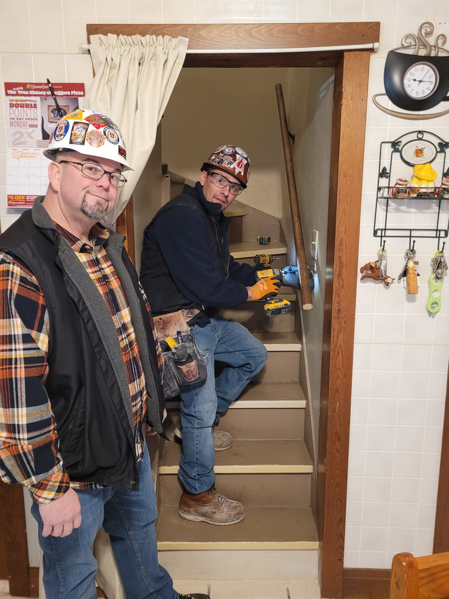 MidAmCarpenters's tweet image. #Local10 volunteers partnered with @RTMetroChicago to do home repairs for senior citizens in Blue Island. Our members were especially proud to help retired #Local62 Carpenter Michael Reynolds with some repairs. Great things are accomplished when great people step up.
