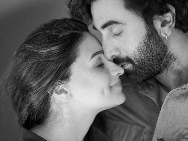 Ved_Shukla28's tweet photo. Alia Bhatt and Ranbir Kapoor win Dadasaheb Phalke International film festival awards 2023
@aliaa08 Congratulation
#GangubaiKathiawadi
#aliabhatt #ranbirkapoor #DadaSahebPhalkeAwards2023
#aliabhatt #aliabhattfans #gangubaikathiawadi #bollywood #sanjayleelabhansali #slbfilms https://t.co/Q3D59sis7o