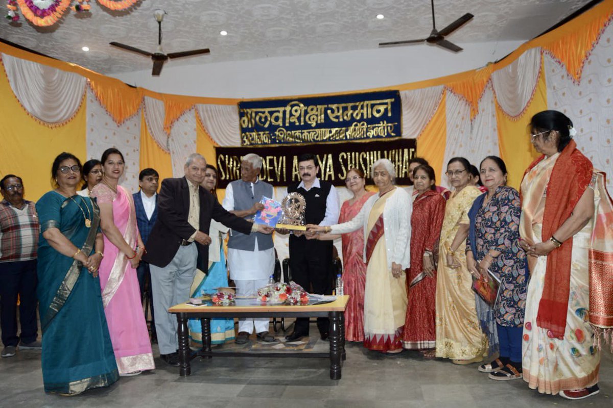 varunkapoor170's tweet photo. Honouring Educators during the Malwa Shikshak Samman! An all important task to bring out and honour the best!
@ Shri Ahilya Shishu Vihar, Indore
#MyEvents
#HonouringGurus
#RespectTheBest
#varunkapoorips https://t.co/CAMWGLUO57