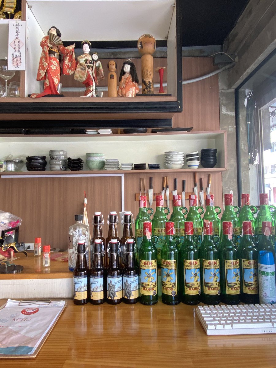 marga_camps's tweet photo. Mi criterio en Bangkok para elegir dónde comer:
“Tiene el local lleno de ginebra de Menorca. Tienen buen gusto”. Ver que de una isla tan pequeña a un lugar como Tailandia hay un pedacito de tu esencia es 🫶 https://t.co/O9h3ddr3PP