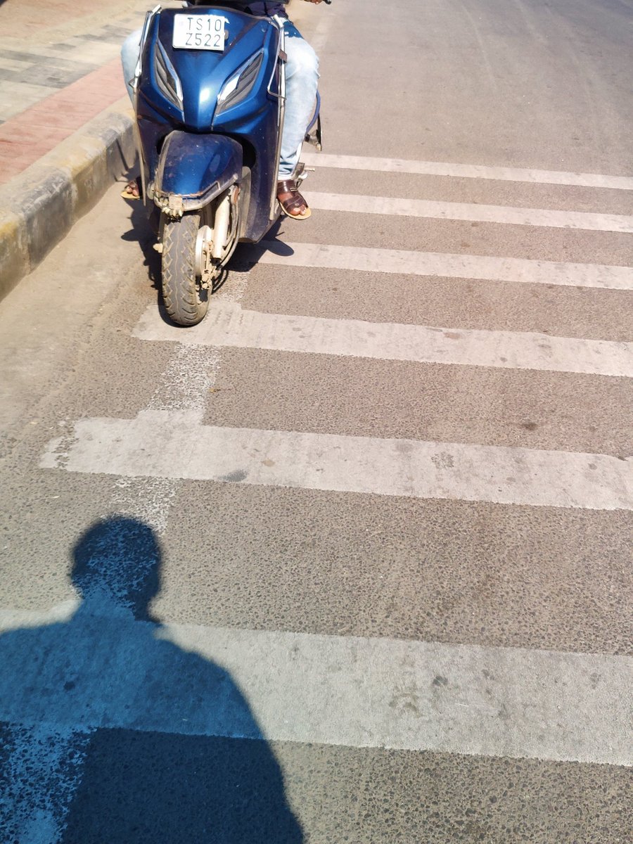 @sselvan @HydcyclingRev @cpcybd @CPHydCity @CYBTRAFFIC @HYDTP @arvindkumar_ias This is right in front of Kukatpally police station today morning. It is unsafe to even walk during peak hours. @HYDTP  @CYBTRAFFIC @pskkp_cyb