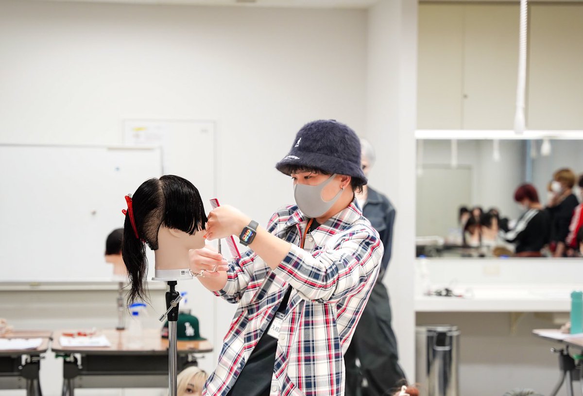 chunichibiyou's tweet photo. 美容科1年生　美容師コース

LIPPS(@LIPPS_hair )から
中日美容卒業生のイタルさん(@lipps_itaru )と岩森さんに
授業とCSホールにてメンズカットからスタイリングまで
教えていただきました🫶🏻

とても楽しい授業をありがとうございました✨

#中日美容専門学校 
#中日美容 
#LIPPS
#lipps表参道 https://t.co/cAfFcWWFW2